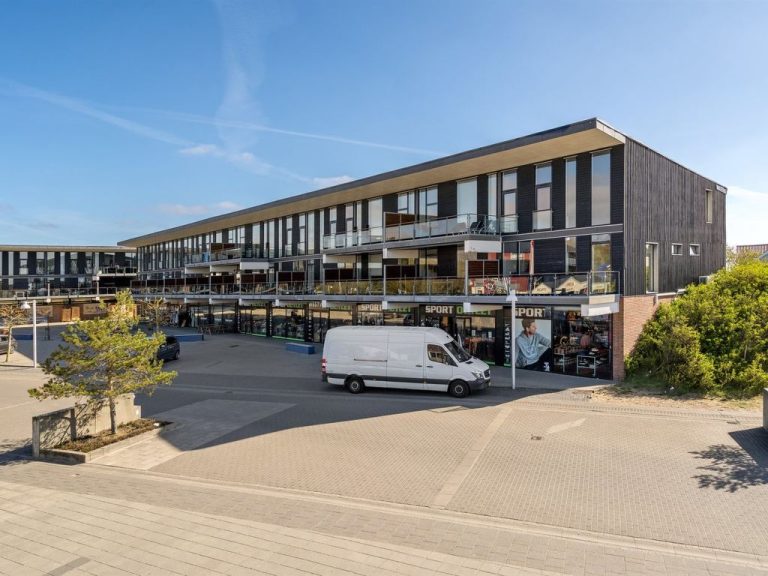 "Jurviis" - 100m from the sea | Boeken bij Flickmyhouse