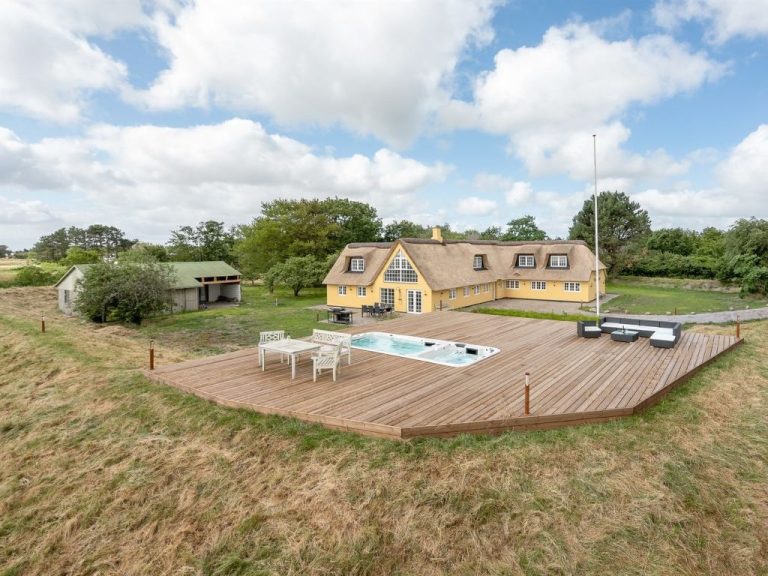 "Narvik" - 4.5km from the sea | Boeken bij Flickmyhouse