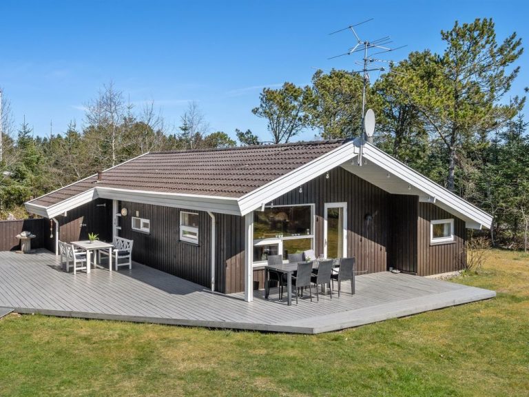 "Akka" - 2km from the sea | Boeken bij Flickmyhouse