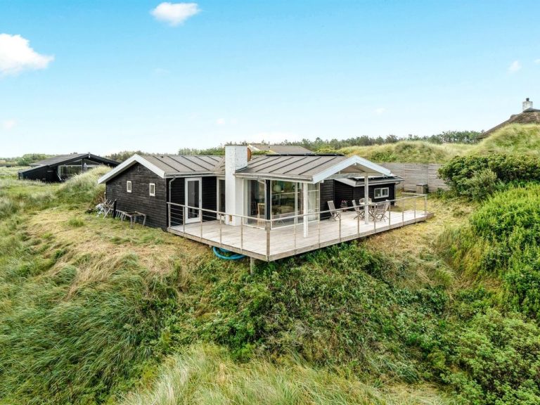 "Josten" - 500m from the sea | Boeken bij Flickmyhouse