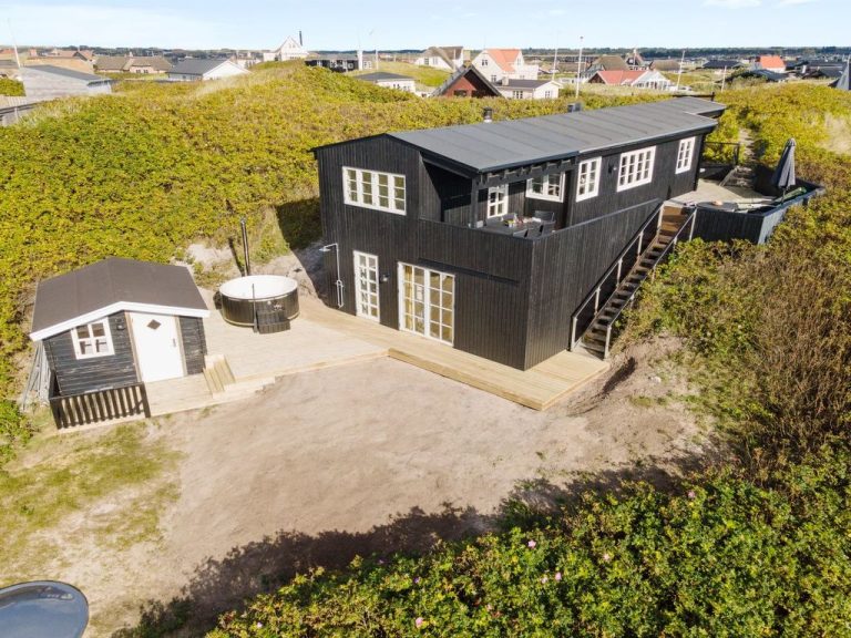"Ayu" - 100m from the sea | Boeken bij Flickmyhouse