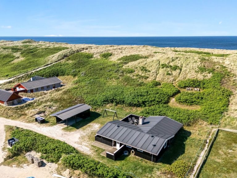 "Lill" - 50m from the sea | Boeken bij Flickmyhouse