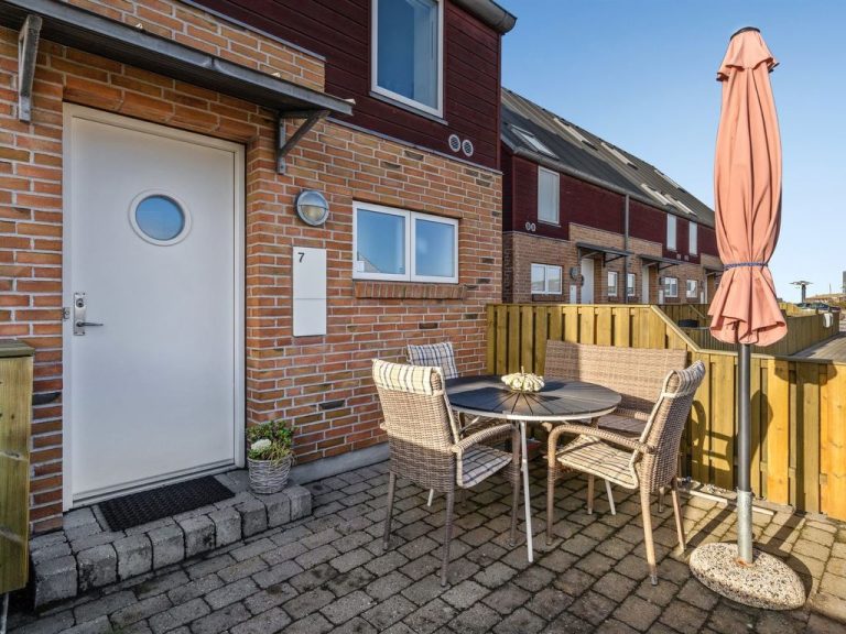 "Catalin" - 10m from the sea | Boeken bij Flickmyhouse