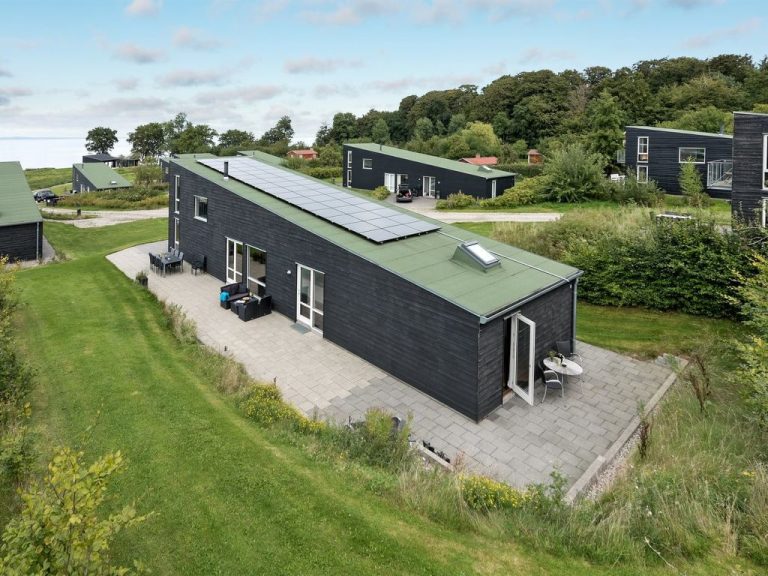 "Lyly" - 100m from the sea | Boeken bij Flickmyhouse