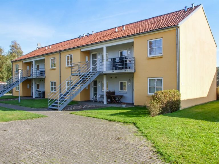 "Jyrki" - 100m from the sea | Boeken bij Flickmyhouse