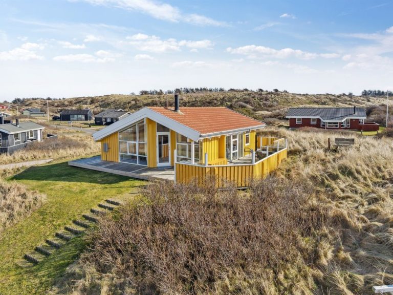 "Bjarni" - 239m from the sea | Boeken bij Flickmyhouse