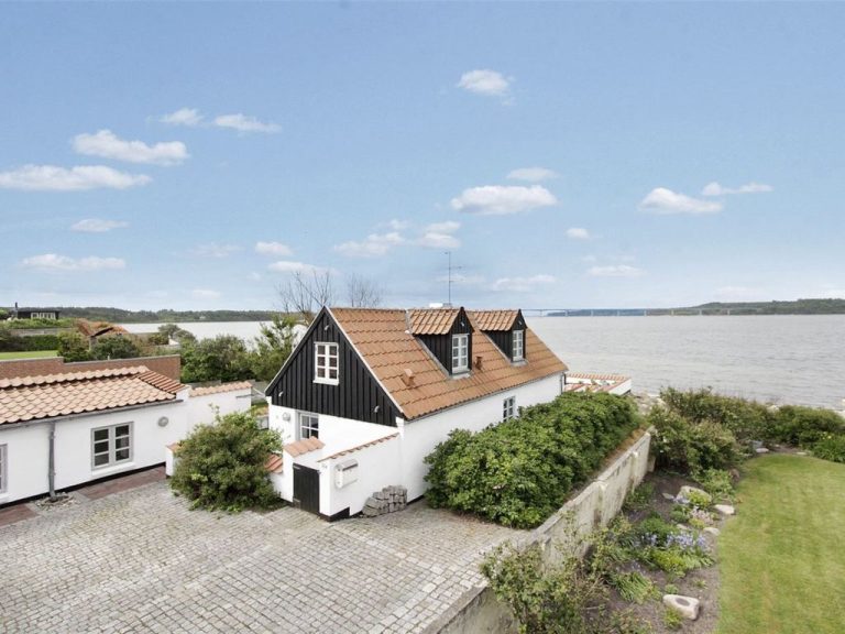 "Pauliina" - 10m to the inlet | Boeken bij Flickmyhouse