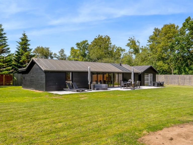 "Fay" - 25m from the sea | Boeken bij Flickmyhouse