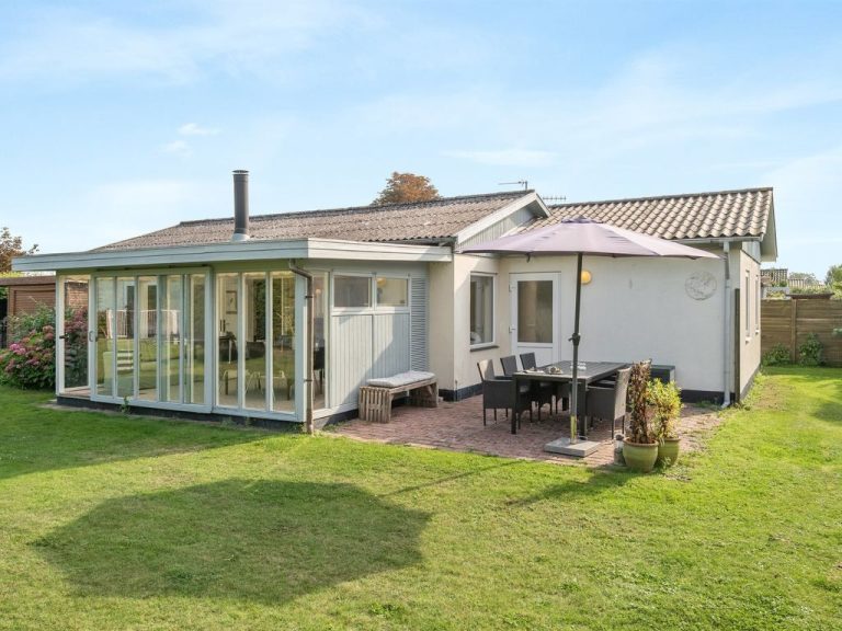 "Hattie" - 100m from the sea | Boeken bij Flickmyhouse