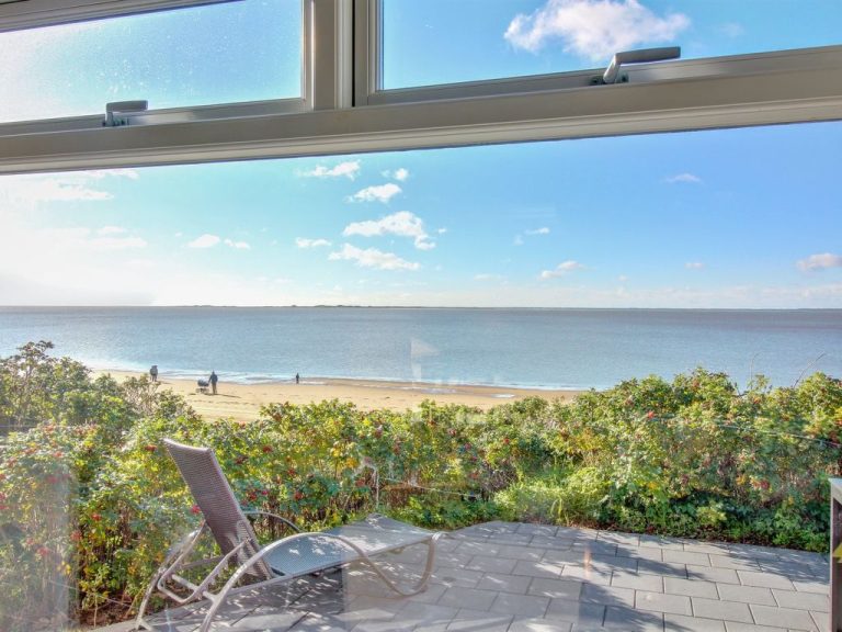 "Erno" - 20m from the sea | Boeken bij Flickmyhouse