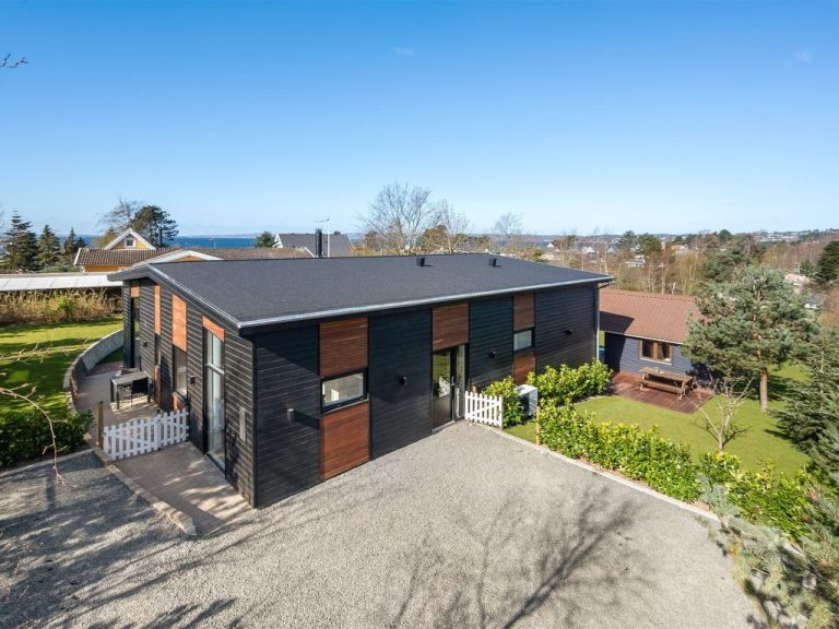 "Ylvi" - 250m from the sea | Boeken bij Flickmyhouse