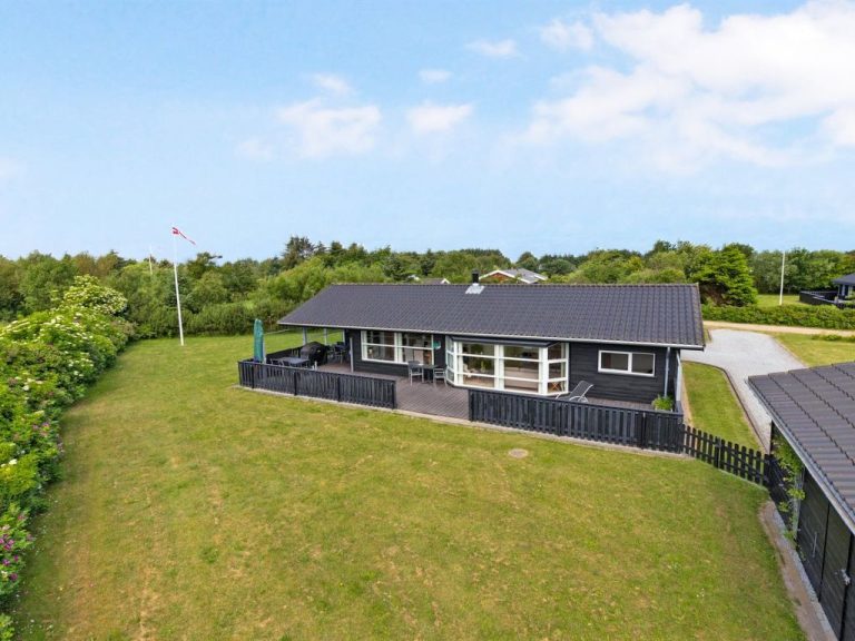 "Tatyana" - 1.0km from the sea | Boeken bij Flickmyhouse