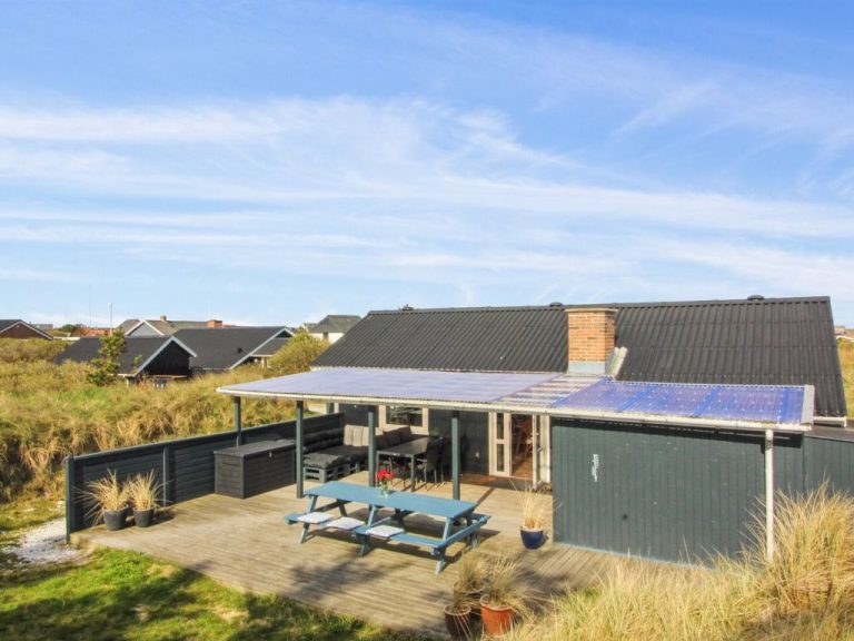 "Madsen" - 500m from the sea | Boeken bij Flickmyhouse