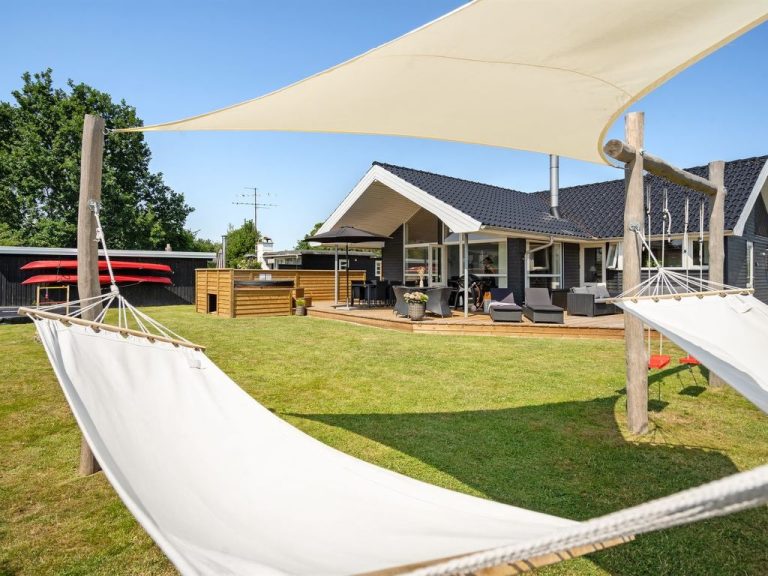 "Nine" - 200m from the sea | Boeken bij Flickmyhouse