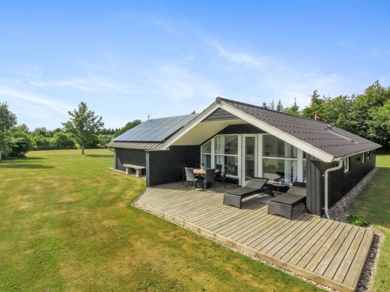 "Harmen" - 1.1km from the sea | Boeken bij Flickmyhouse