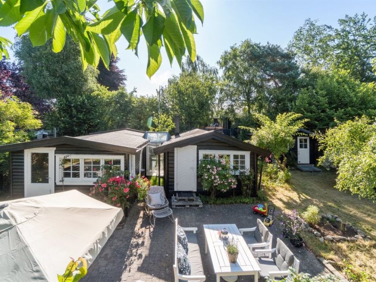 "Esaias" - 1.1km from the sea | Boeken bij Flickmyhouse