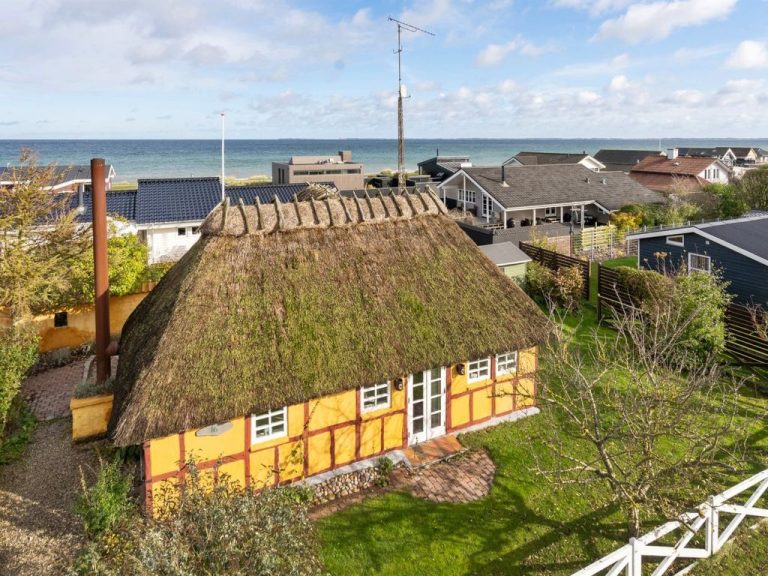 "Ethly" - 50m from the sea | Boeken bij Flickmyhouse