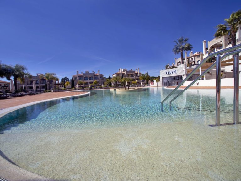 Pine Hills Pérola | Boeken bij Flickmyhouse