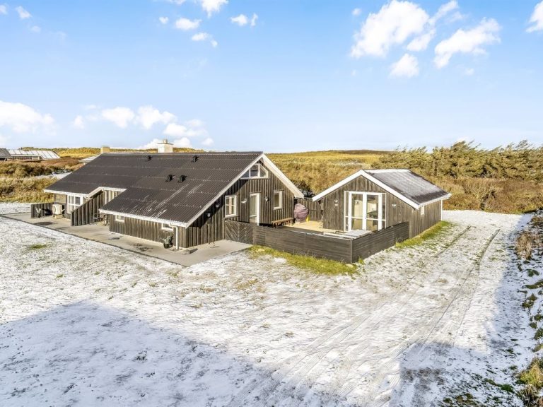 "Iida" - 100m from the sea | Boeken bij Flickmyhouse