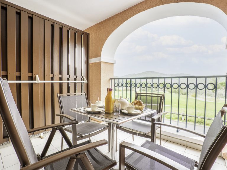 Le Village | Boeken bij Flickmyhouse