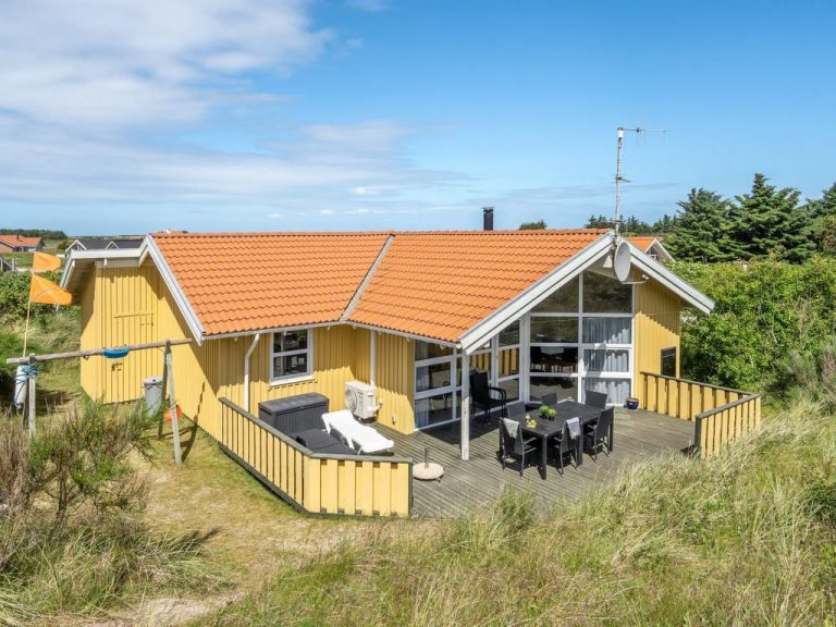 "Midja" - 800m from the sea | Boeken bij Flickmyhouse