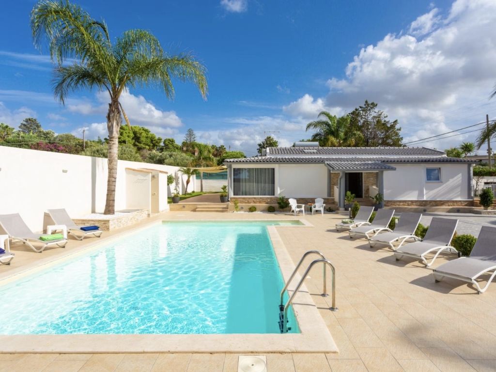 Elena | Boeken bij Flickmyhouse