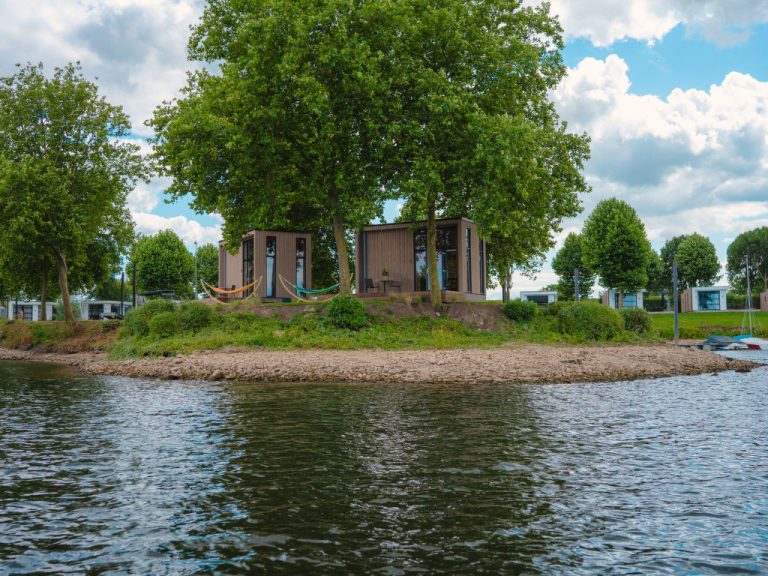 Tiny River House | Boeken bij Flickmyhouse