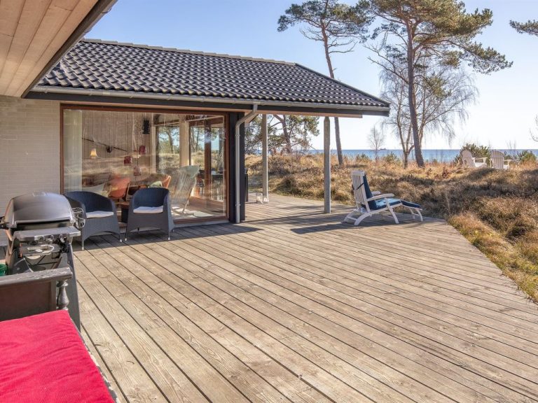 "Unto" - 25m from the sea | Boeken bij Flickmyhouse