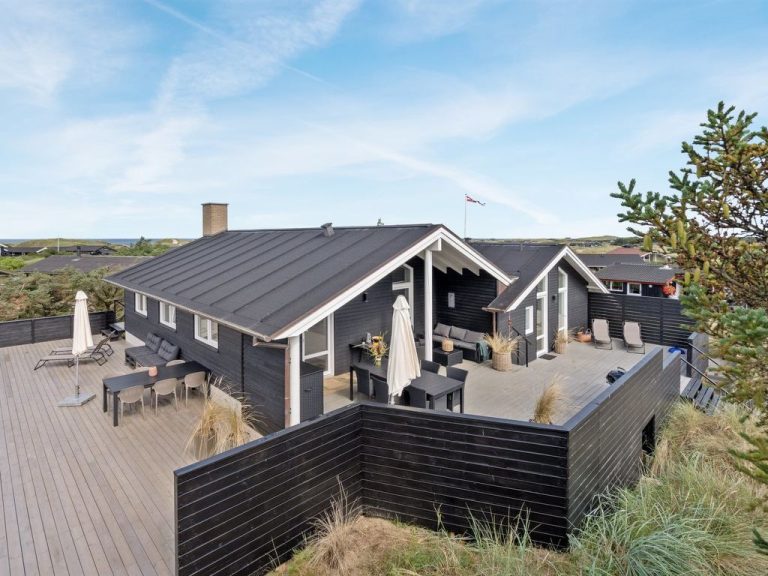 "Aija" - 375m from the sea | Boeken bij Flickmyhouse