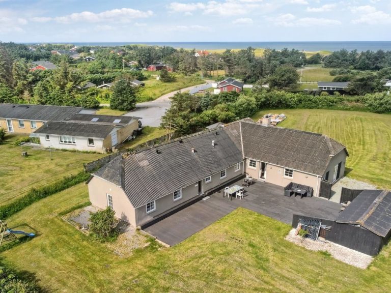 "Law" - 400m from the sea | Boeken bij Flickmyhouse