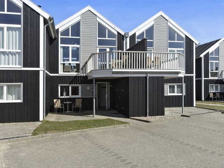 "Chris" - 750m from the sea | Boeken bij Flickmyhouse