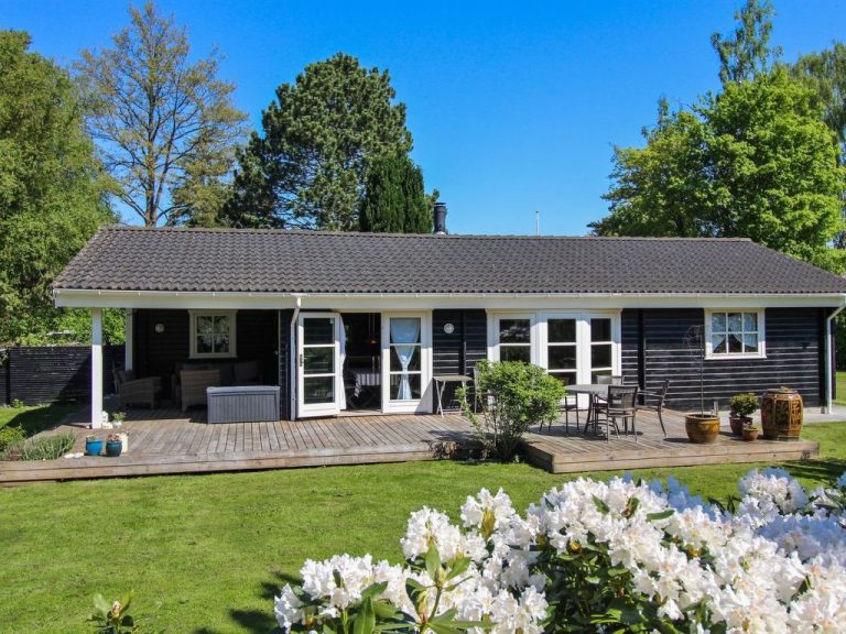 "Eia" - 500m from the sea | Boeken bij Flickmyhouse