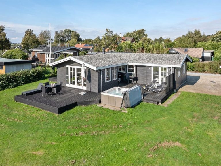 "Orsa" - 80m from the sea | Boeken bij Flickmyhouse