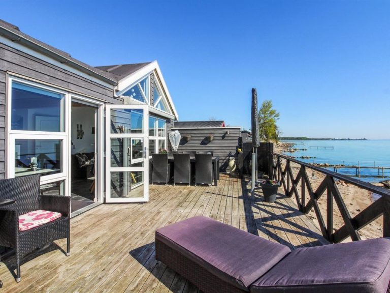 "Grim" - 5m from the sea | Boeken bij Flickmyhouse