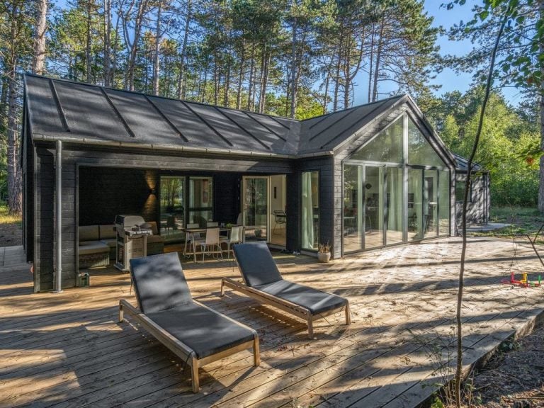 "Iwa" - 475m from the sea | Boeken bij Flickmyhouse