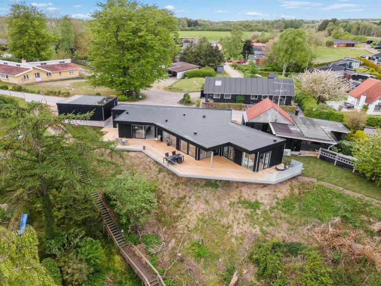 "Amina" - 40m from the sea | Boeken bij Flickmyhouse