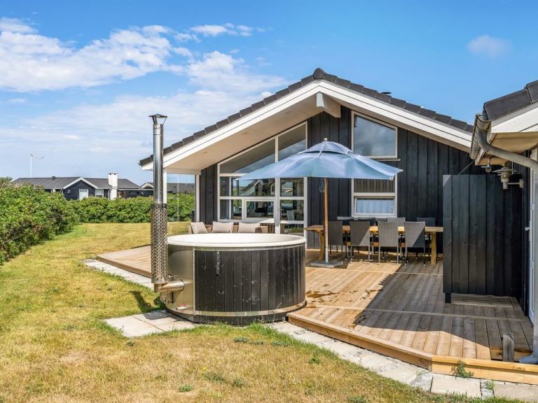 "Lex" - 150m from the sea | Boeken bij Flickmyhouse