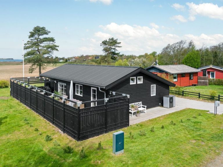 "Antti" - 350m from the sea | Boeken bij Flickmyhouse