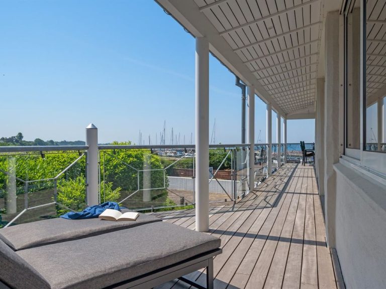 "Irma" - 25m from the sea | Boeken bij Flickmyhouse