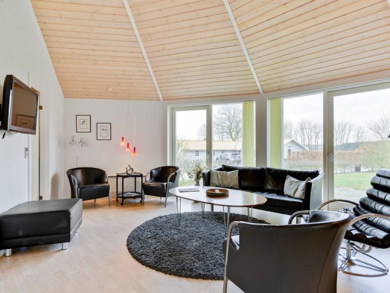 "Adrienne" - 35km from the sea | Boeken bij Flickmyhouse