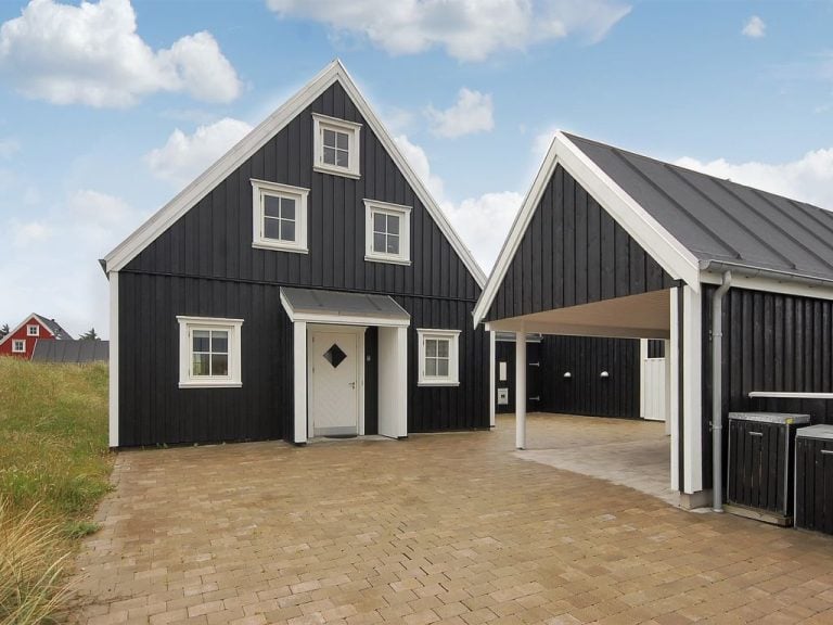 "Alita" - 1.2km from the sea | Boeken bij Flickmyhouse