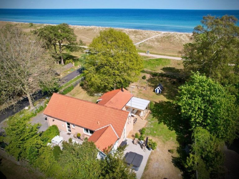 "Marjukka" - 10m from the sea | Boeken bij Flickmyhouse