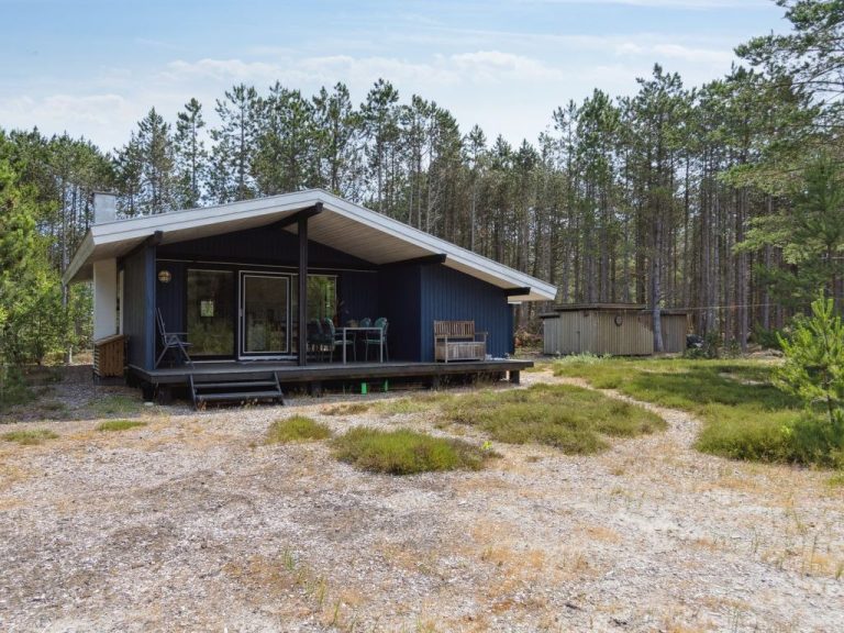 "Andy" - 600m from the sea | Boeken bij Flickmyhouse