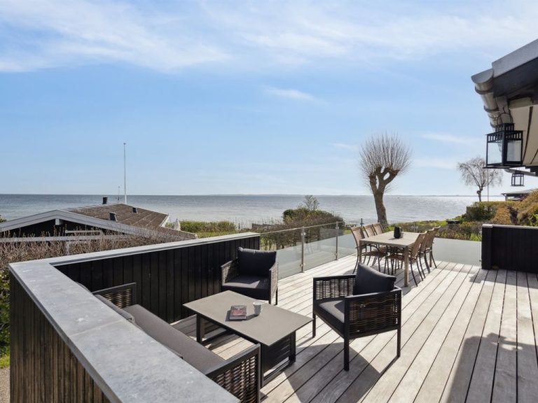 "Steen" - 30m from the sea | Boeken bij Flickmyhouse