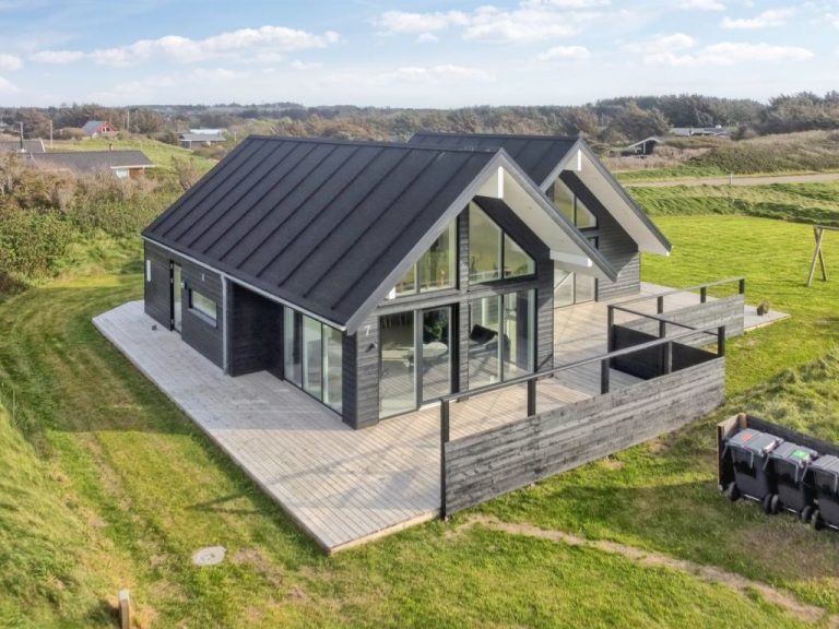 "Othinkarl" - 100m from the sea | Boeken bij Flickmyhouse