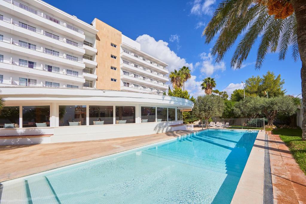 LiggingHet hotel tent Playa de Palma bevindt zich in de populaire badplaats Playa de Palma op Mallorca
