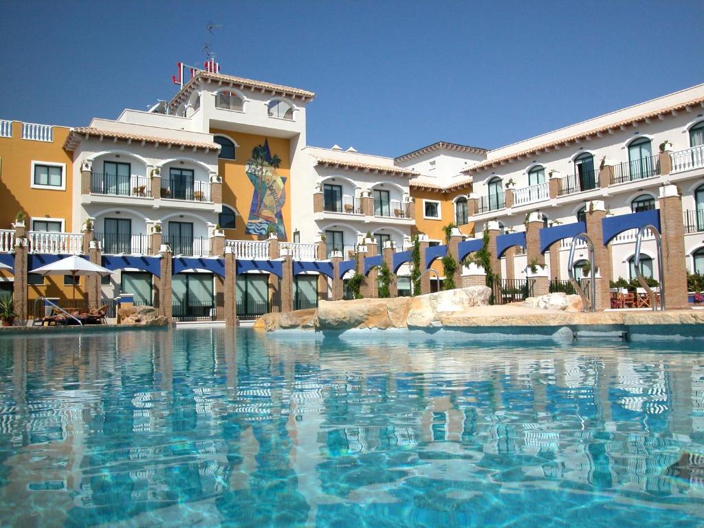 LiggingHet hotel ligt naast het natuurpark Las Lagunas de La Mata