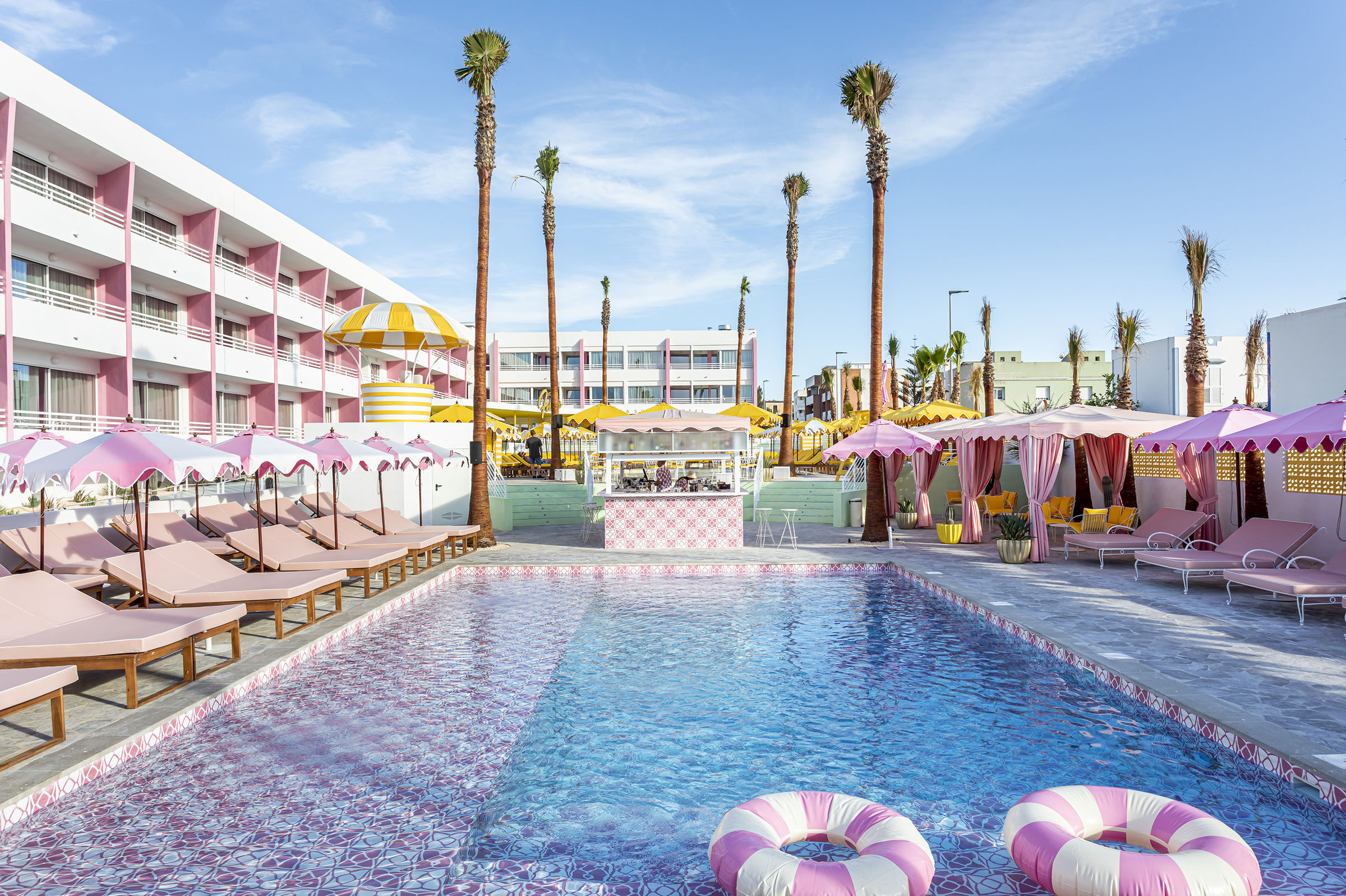 LiggingLos Felices Ibiza ligt in de Baai van San Antonio (San Antoni de Portmany) op Ibiza