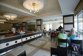 LiggingLavitas Hotel ligt op ongeveer tien minuten lopen van het strand. Het centrum van Side bevindt zich op circa vier kilometer afstand en staat bekend om historische opgravingen