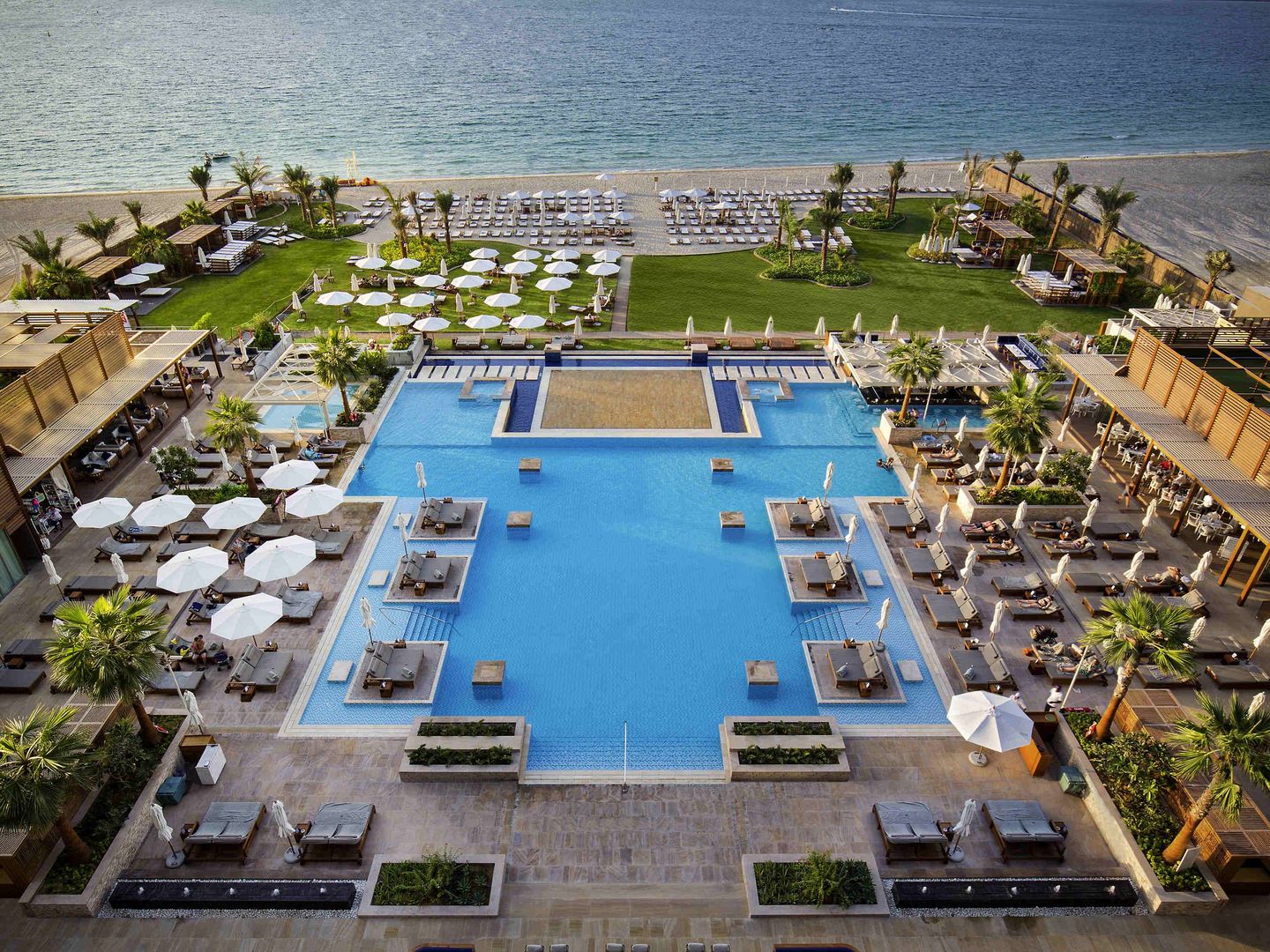 Adult only ( 21+ ) LiggingRixos Premium Dubai ligt direct aan het beroemde JBR-strand. De aangrenzende boulevard staat vol met gezellige restaurants en winkels. Binnen ca. 10 minuten loop je naar de Dubai Marina.   HotelfaciliteitenIn de buitenruimte vind je een groot zwembad met ligbedden